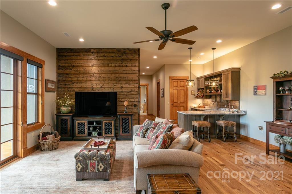 405 Spring Rock thumbnail image 28