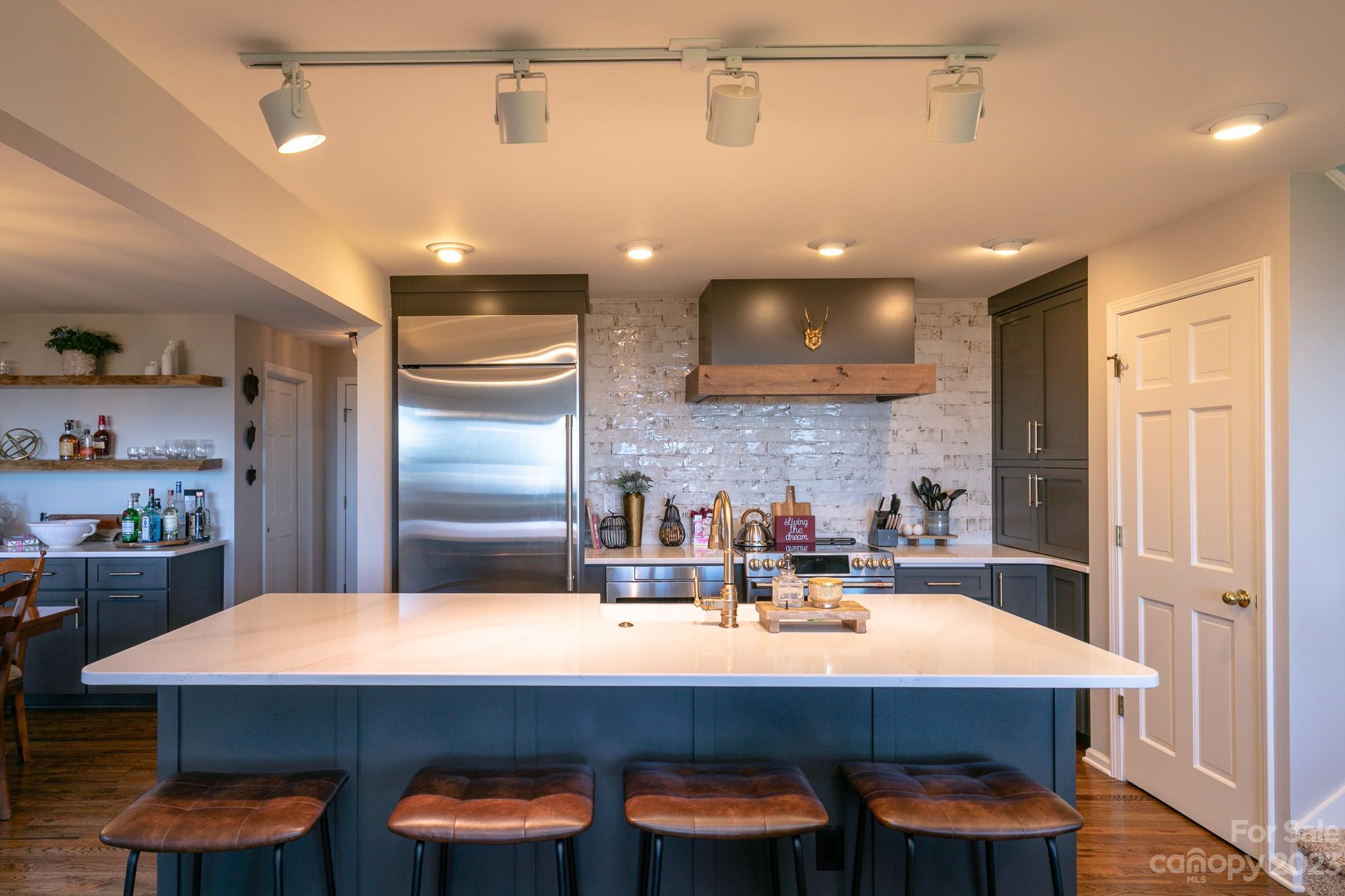 11 Lookout thumbnail image 5