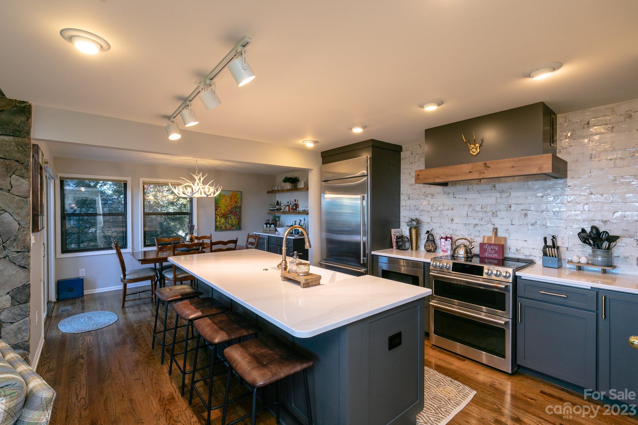 11 Lookout thumbnail image 6