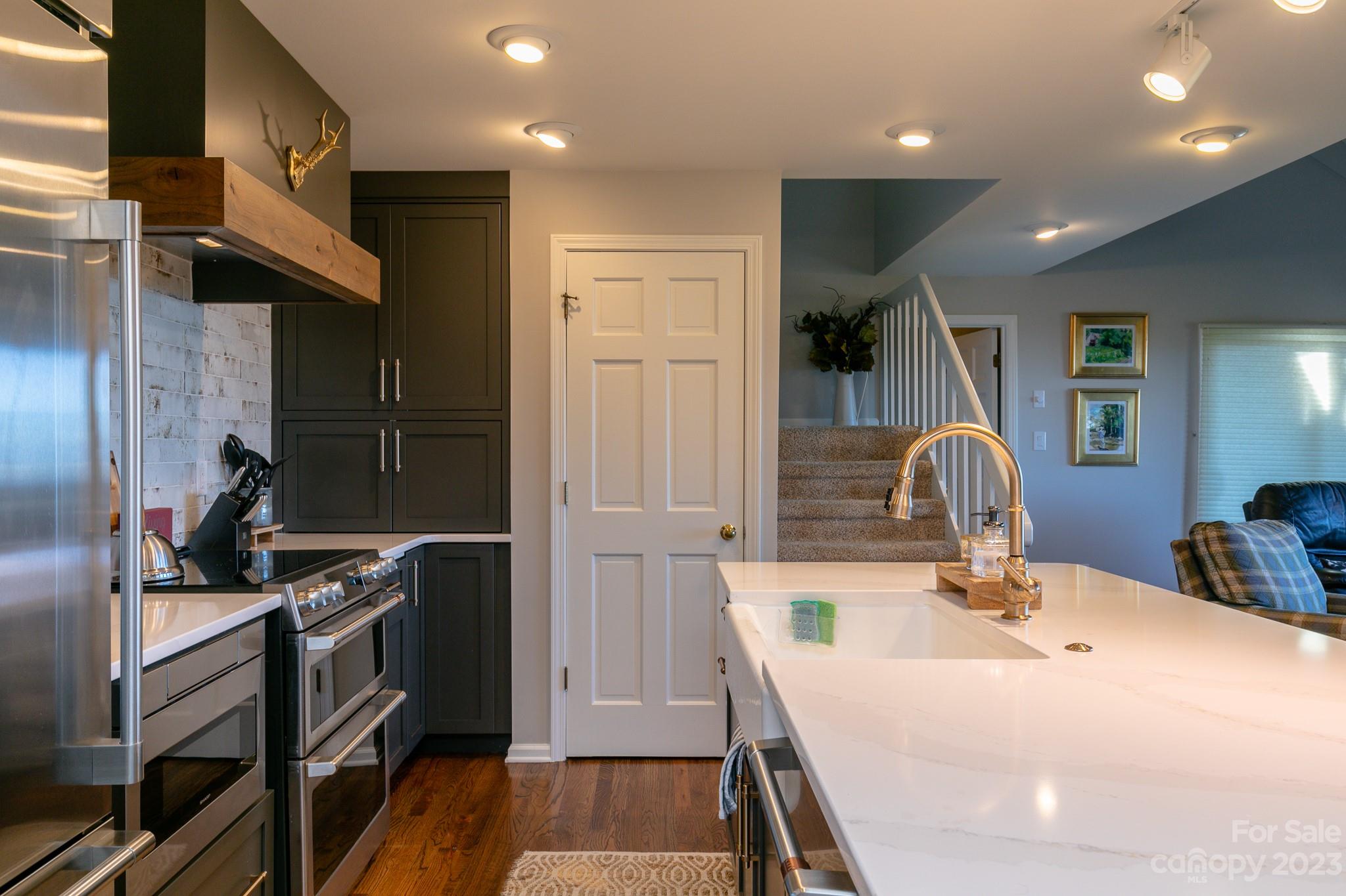 11 Lookout thumbnail image 7