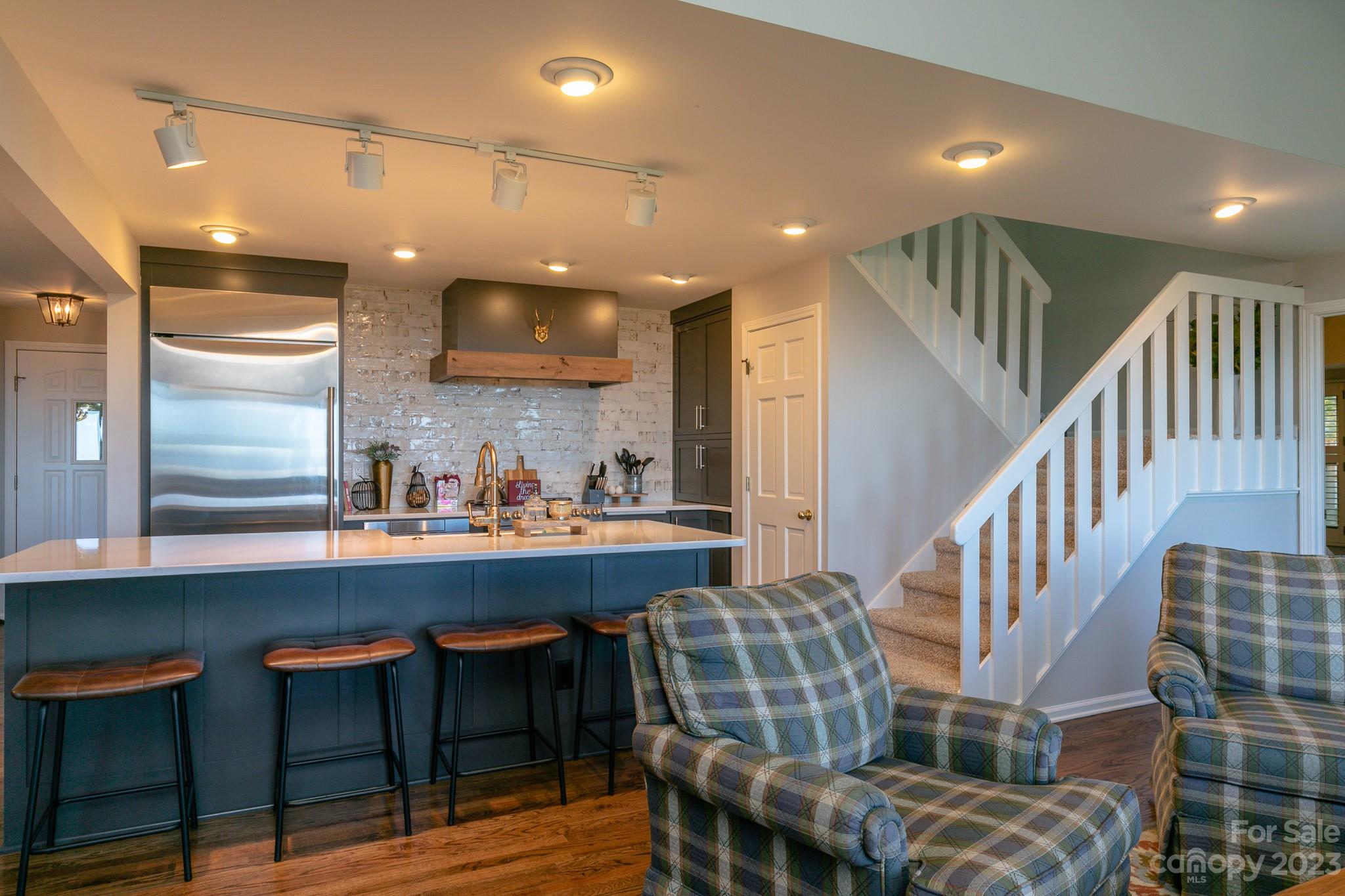 11 Lookout thumbnail image 12