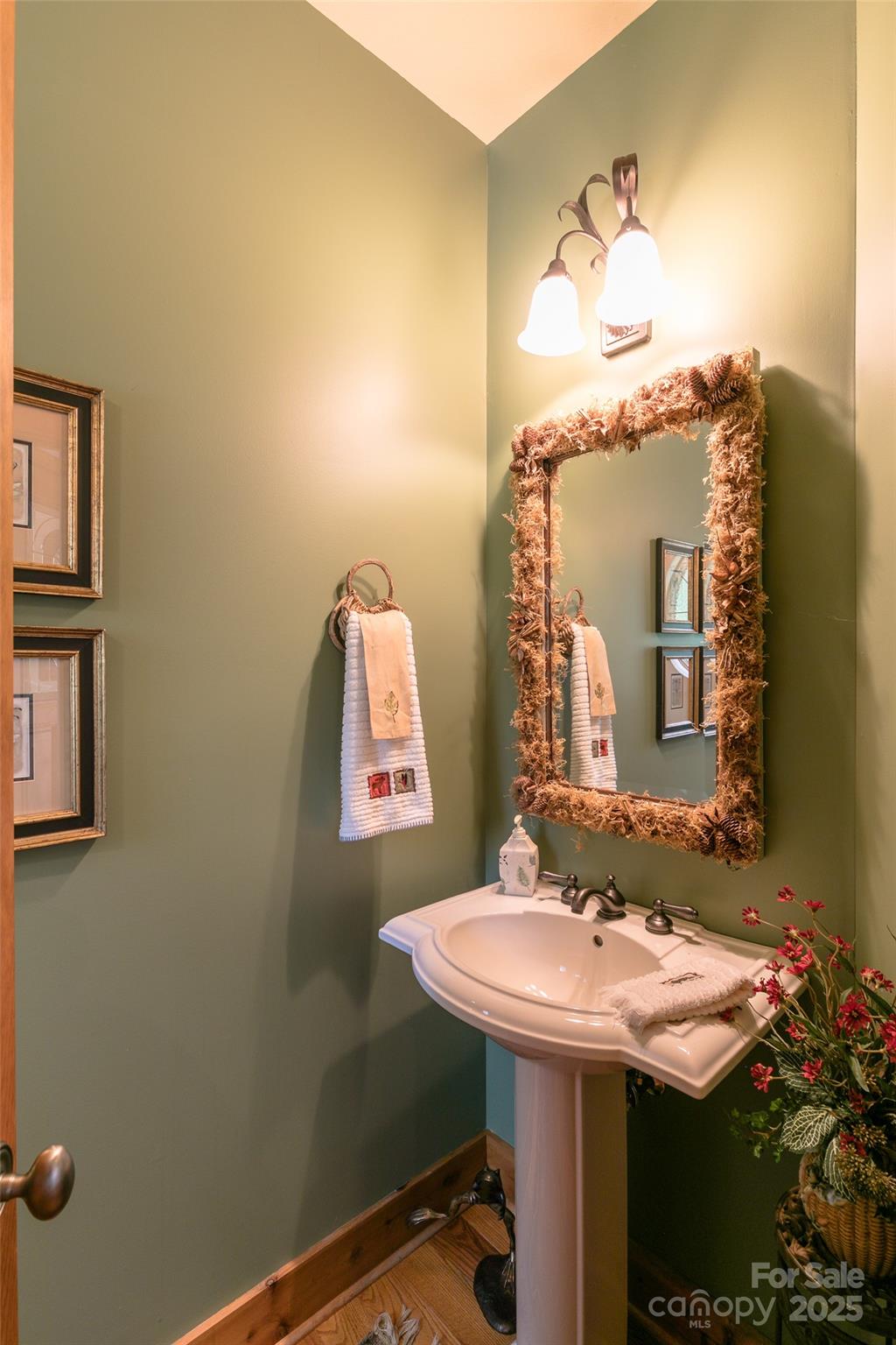 456 Spring House Drive thumbnail image 19