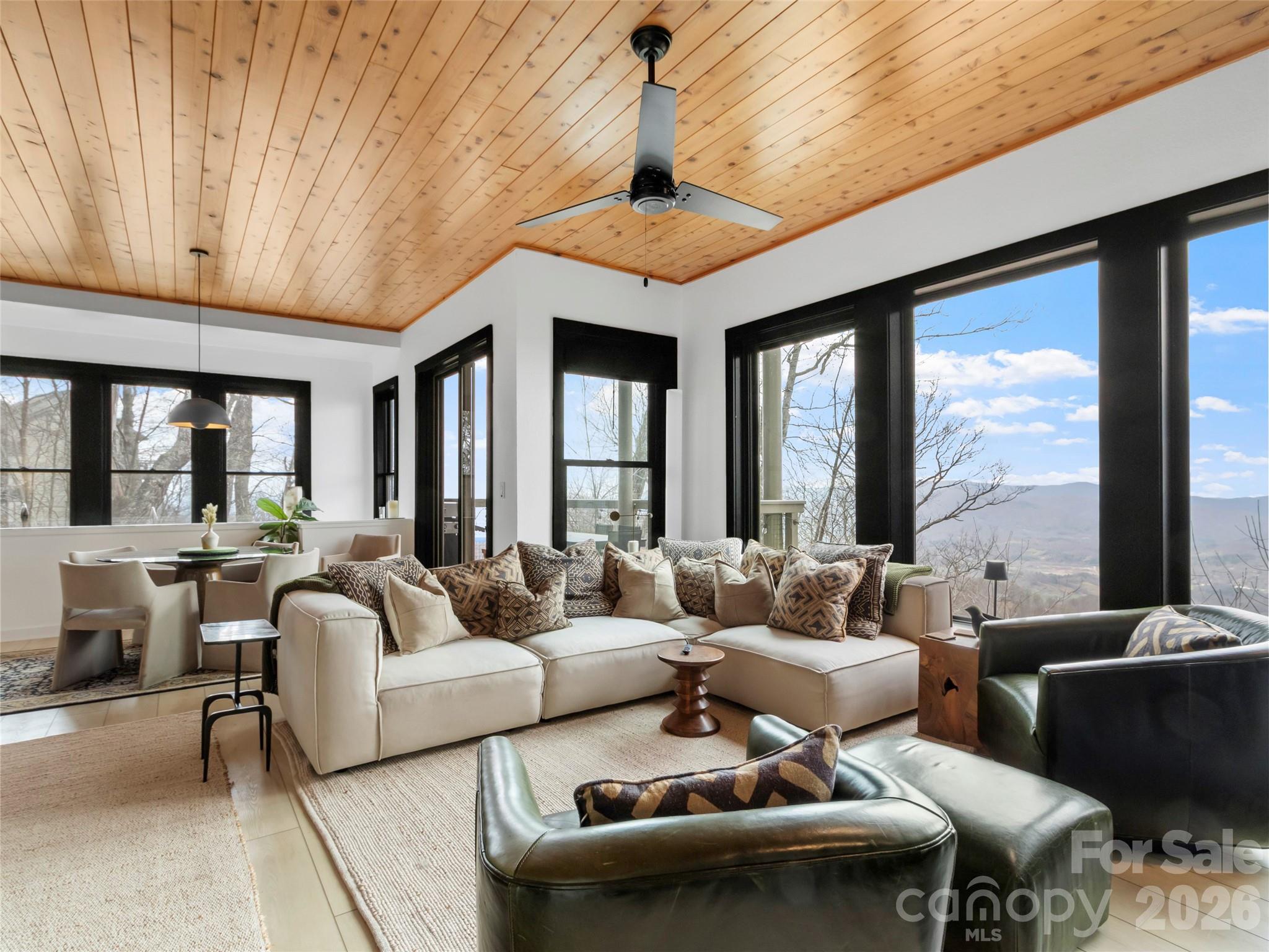 30 Club Villa Court B/5 thumbnail image 5